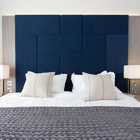 קינלוך ראנוך Dunalastair Hotel Suites מראה חיצוני תמונה A bed with a headboard