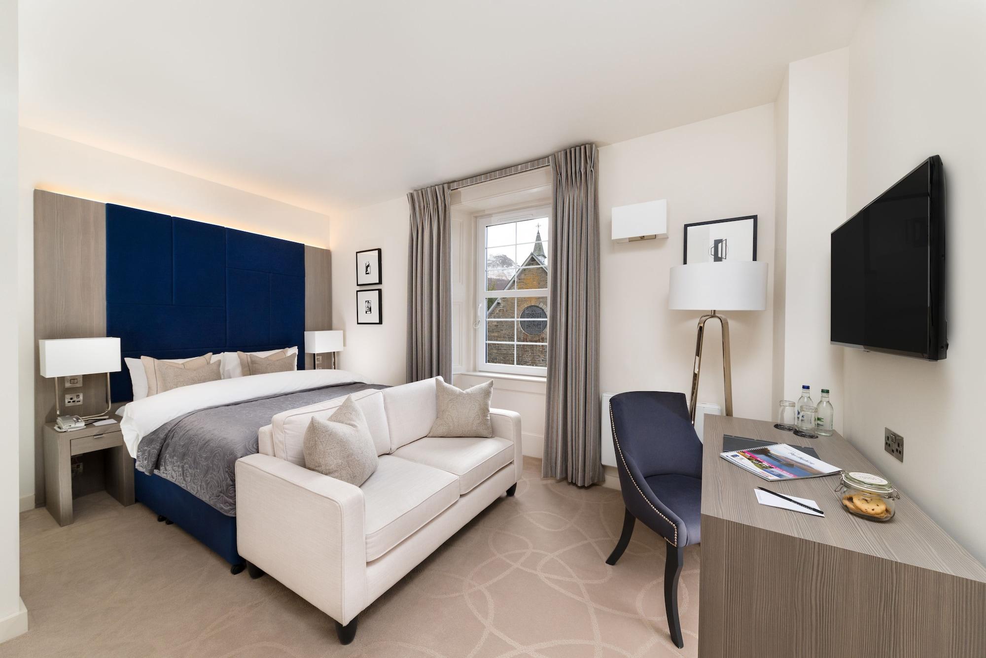 קינלוך ראנוך Dunalastair Hotel Suites מראה חיצוני תמונה A bedroom at The Mayfair Collection