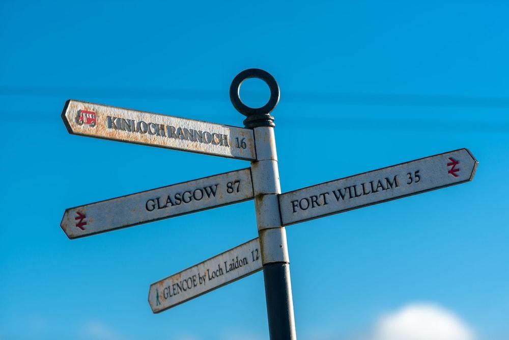 קינלוך ראנוך Dunalastair Hotel Suites מראה חיצוני תמונה Signpost on the West Highland Way