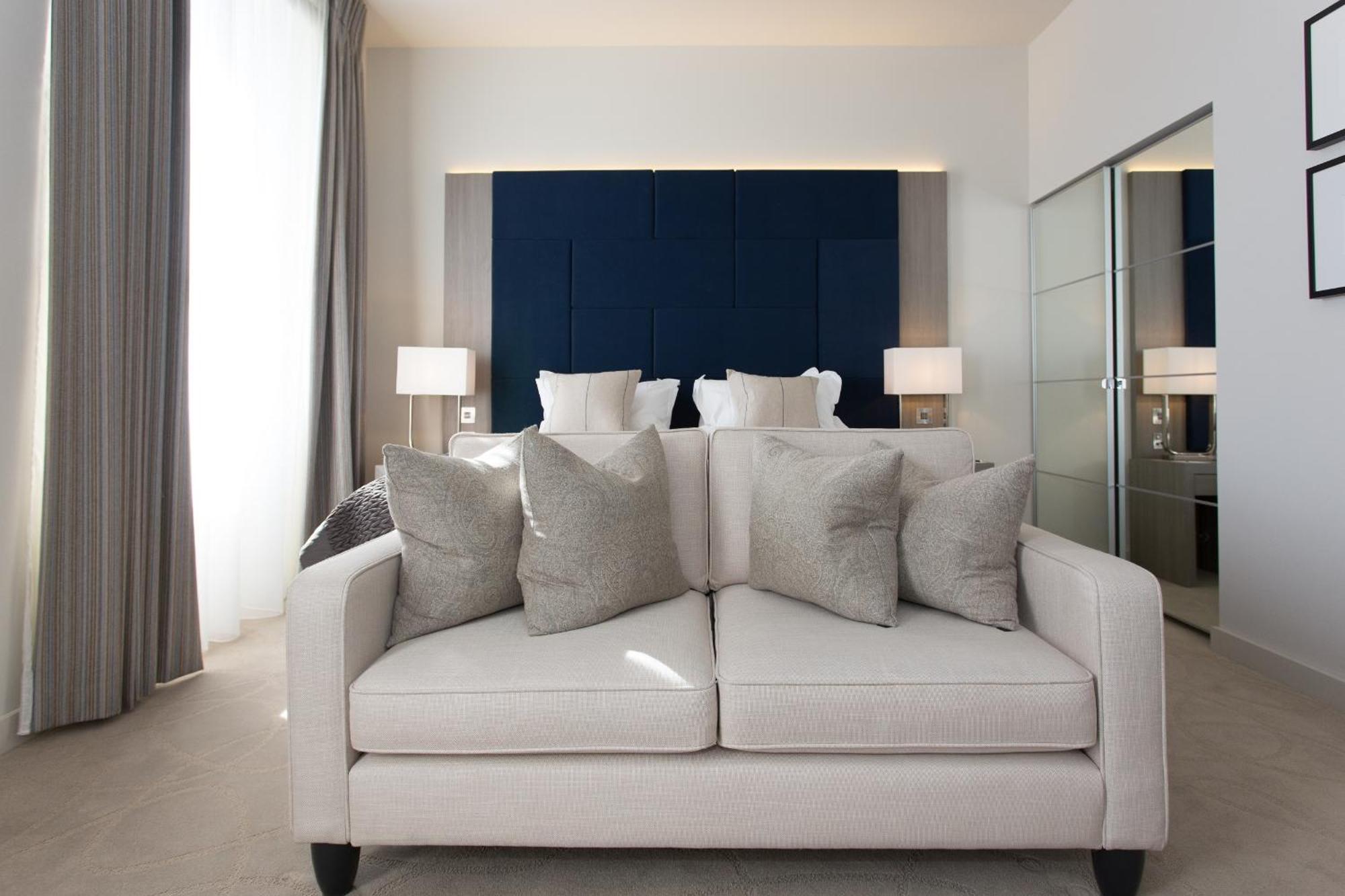 קינלוך ראנוך Dunalastair Hotel Suites מראה חיצוני תמונה A sofa