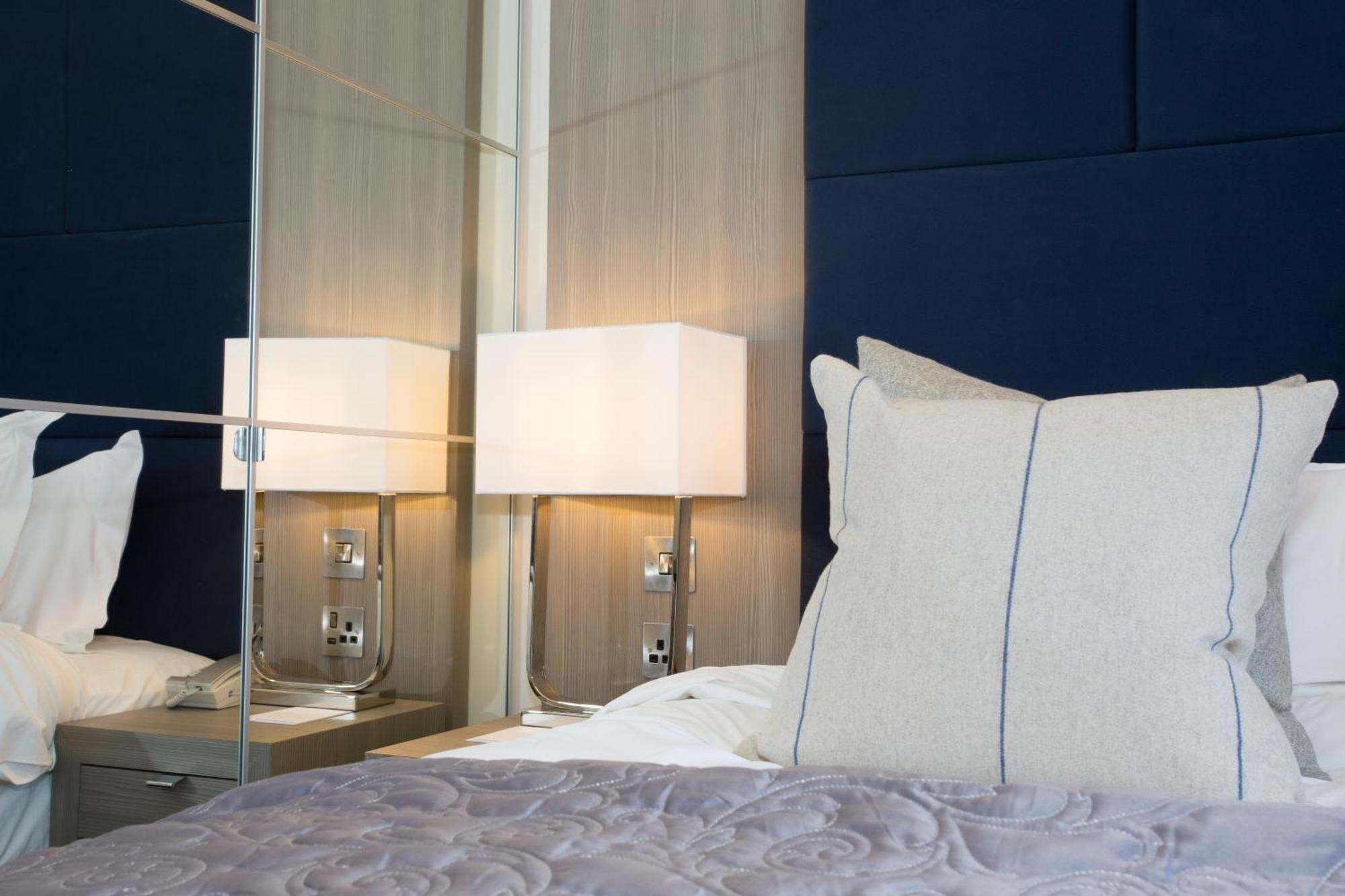 קינלוך ראנוך Dunalastair Hotel Suites מראה חיצוני תמונה A bed with a headboard