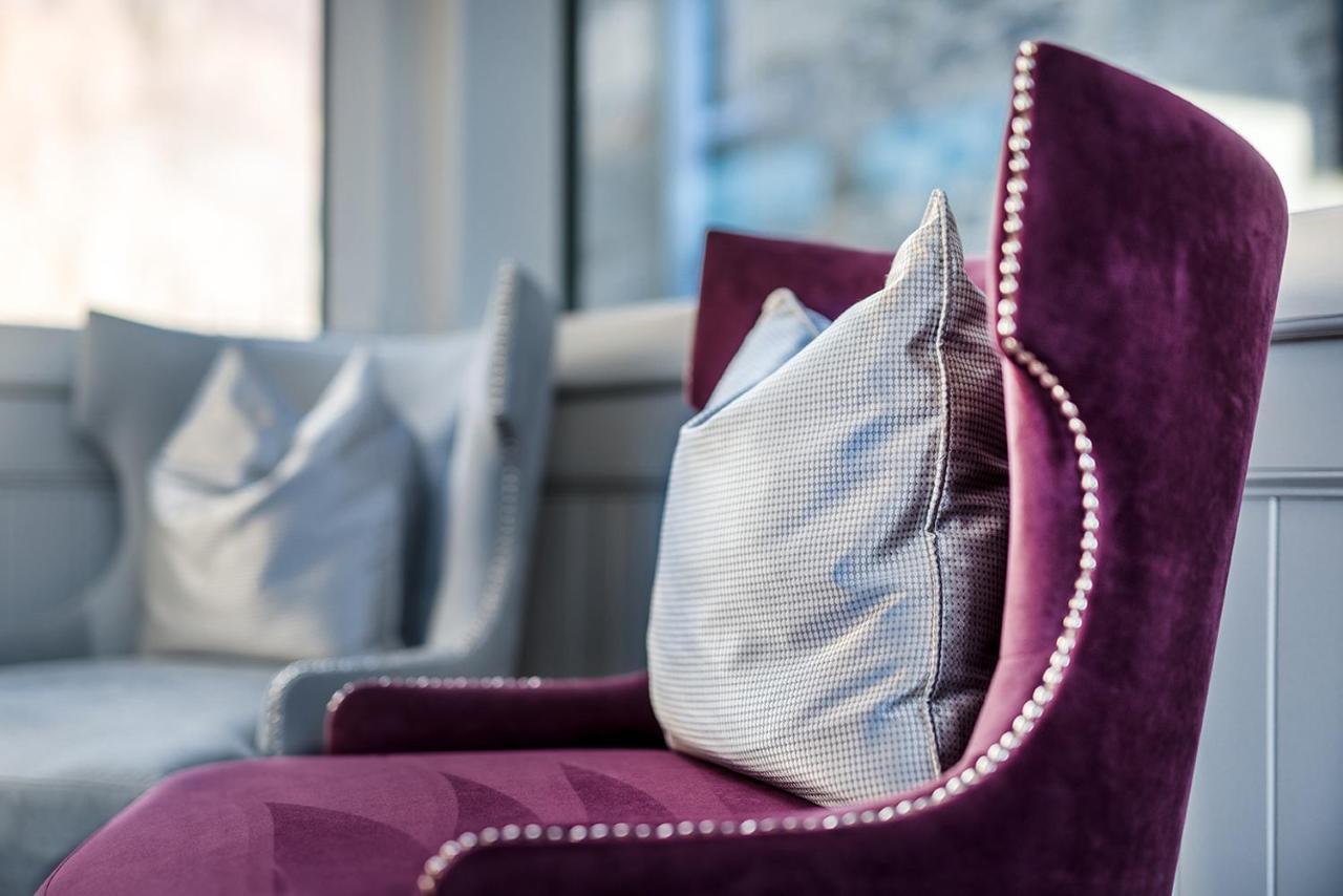 קינלוך ראנוך Dunalastair Hotel Suites מראה חיצוני תמונה A chair upholstered in velvet