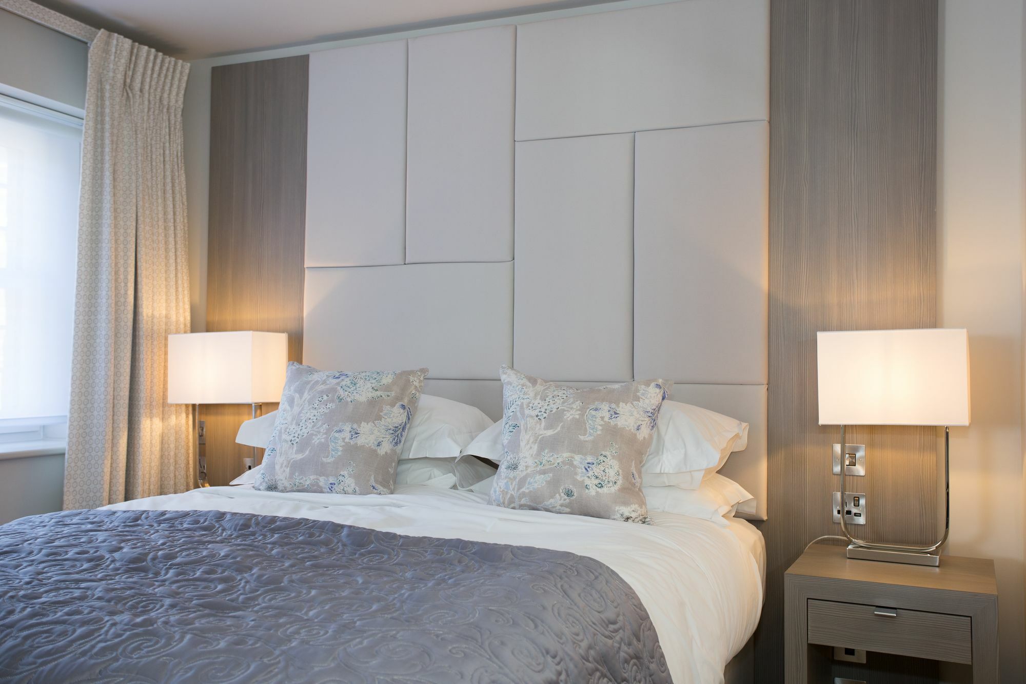 קינלוך ראנוך Dunalastair Hotel Suites מראה חיצוני תמונה A bedroom at The Ivy Collection