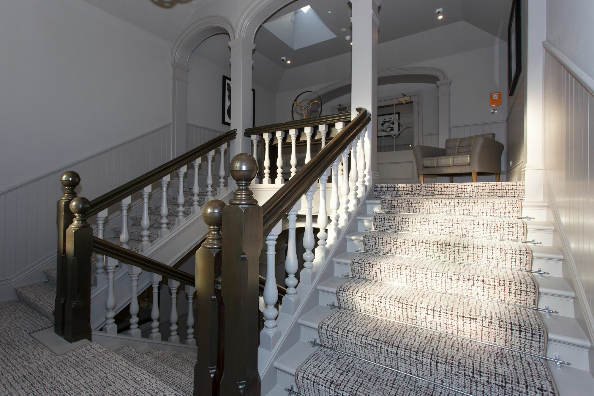 קינלוך ראנוך Dunalastair Hotel Suites מראה חיצוני תמונה The staircase
